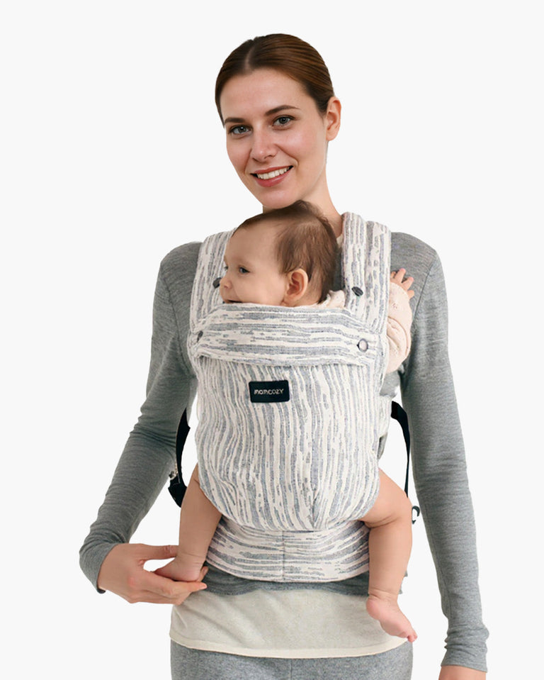Translation missing: fr.Momcozy PureHug carrier, mother babywearing. Striped grey &amp; white ergonomic design, comfortable babywearing
