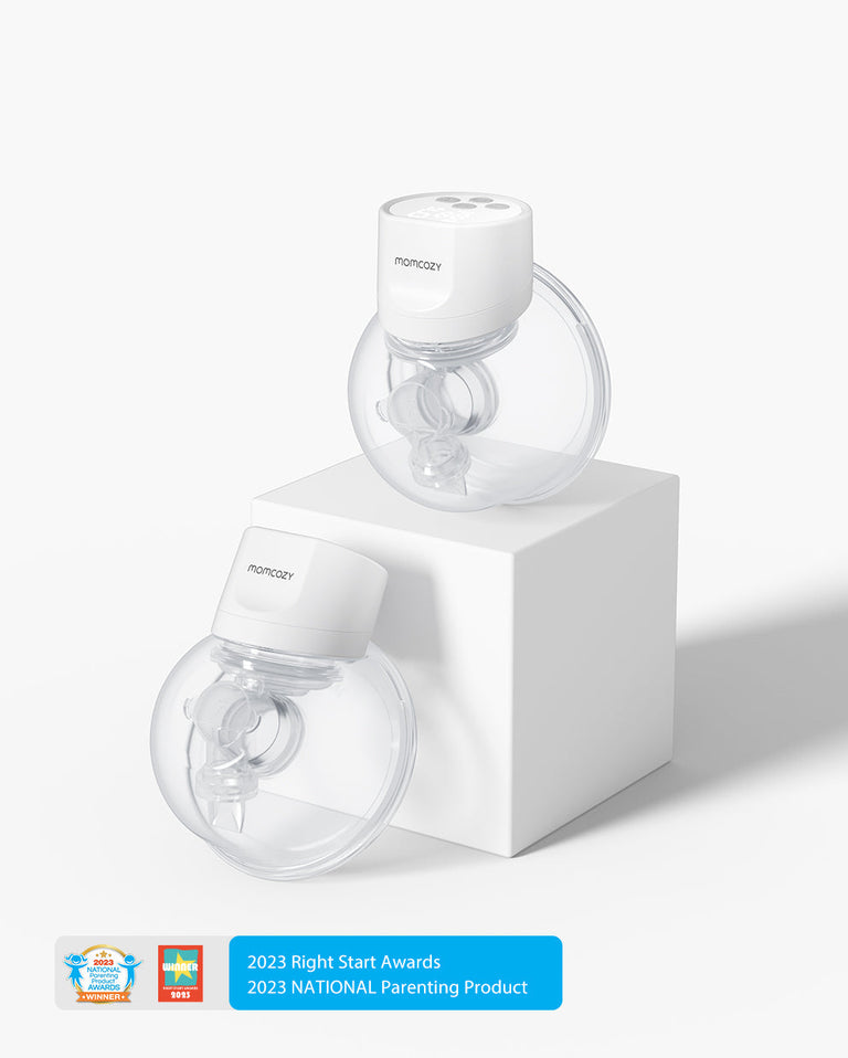 Translation missing: es.Momcozy S12 Pro Wearable Breast Pumps with transparent milk collectors and award badges displayed on a pedestal